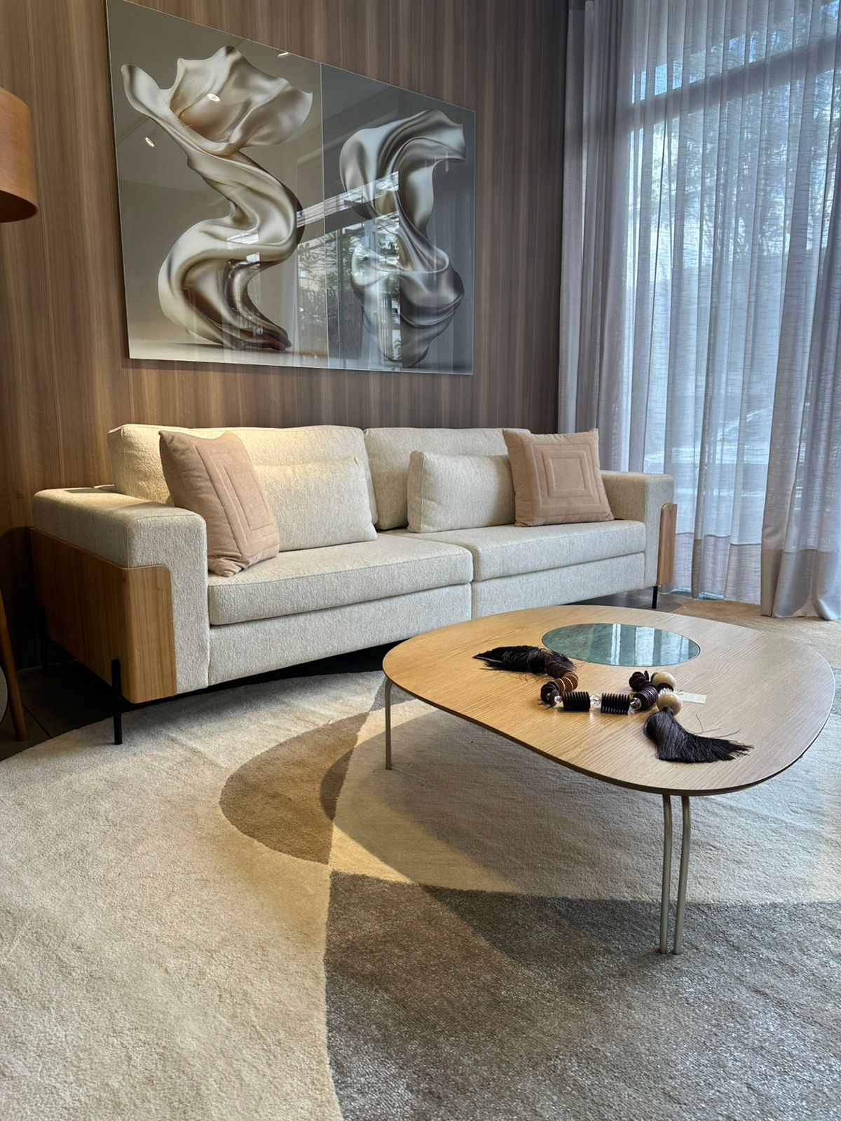 Ambiente de sala de estar moderno e elegante da Eleva Home Store